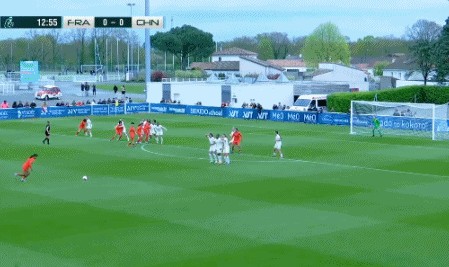 九游体育-半场：法国女足U16 0-1中国女足U16，周瑾彤任意球破门