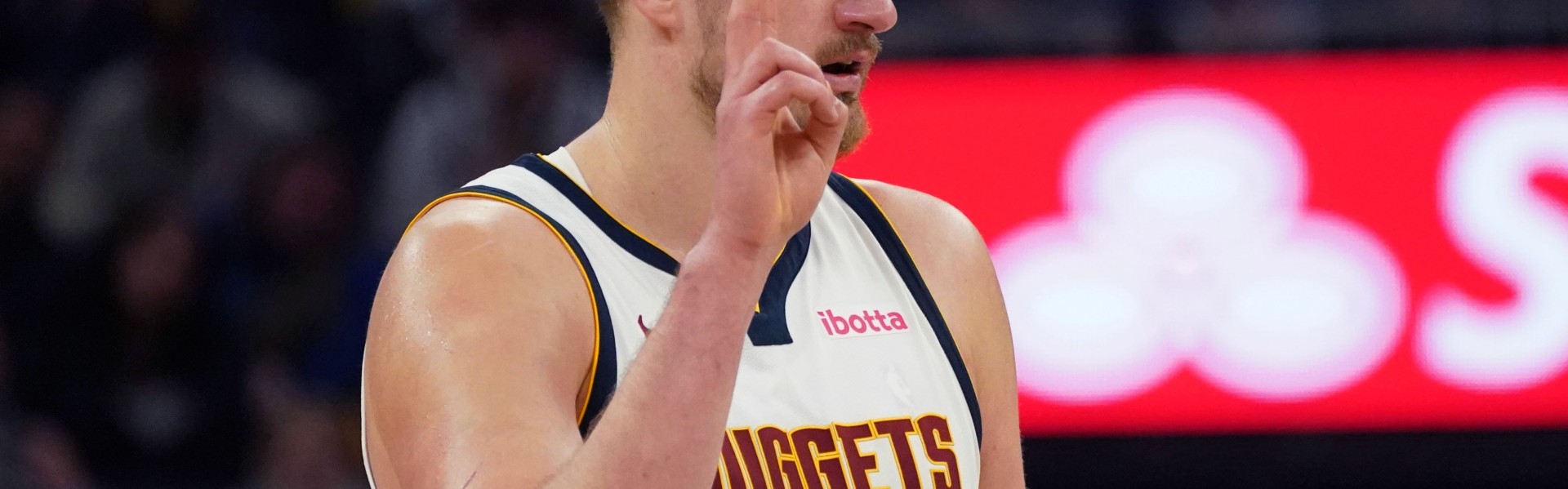 九游体育在线-朝着四双去了？约基奇首节仅休1秒 4中2拿4分6板5助3断全面数据